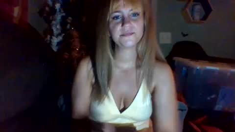 Snapshot of mezzy69 chatting on 10/11/25, 08:13 mezzy69 online show from 10/11/25, 08:13