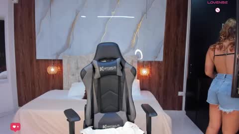 Snapshot of mia_18v chatting on 02/21/25, 08:38 Violett online show from 02/21/25, 08:38