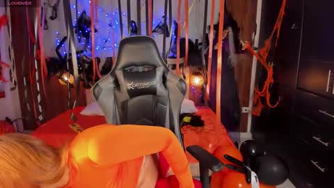 Snapshot of mia_18v chatting on 10/27/25, 05:39 Violett online show from 10/27/25, 05:39