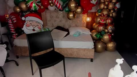 Snapshot of mia_18v chatting on 12/13/25, 08:14 Violett online show from 12/13/25, 08:14