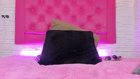Snapshot of mia__099 chatting on 01/15/25, 01:02 Mia Blonde online show from 01/15/25, 01:02