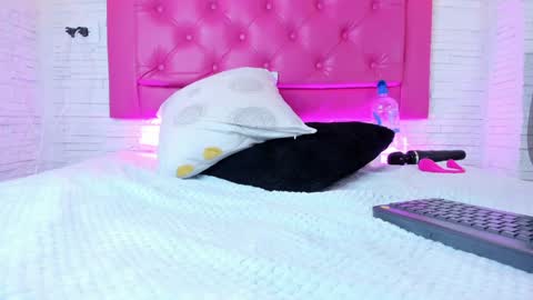 Snapshot of mia__099 chatting on 01/30/25, 10:19 Mia Blonde online show from 01/30/25, 10:19