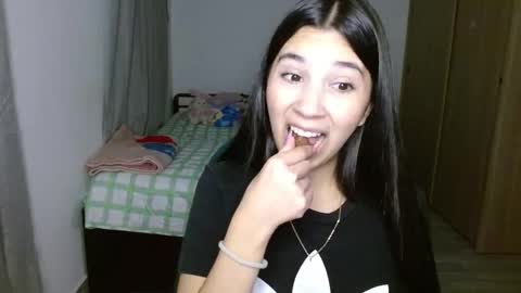 Mia online show from 10/08/25, 01:03