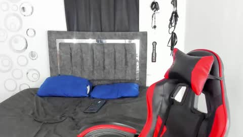 Snapshot of mia_and_kenai chatting on 11/25/25, 12:27 Mia and Kenai online show from 11/25/25, 12:27