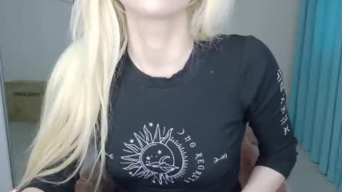 Snapshot of mia_angel chatting on 05/12/26, 05:10 mia_angel online show from 05/12/26, 05:10