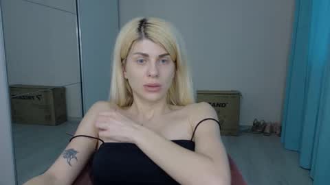 Snapshot of mia_angel chatting on 05/22/26, 05:18 mia_angel online show from 05/22/26, 05:18