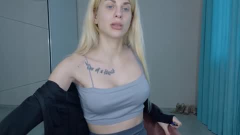 Snapshot of mia_angel chatting on 05/23/26, 05:17 mia_angel online show from 05/23/26, 05:17
