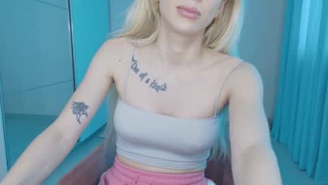 Snapshot of mia_angel chatting on 06/10/26, 01:32 mia_angel online show from 06/10/26, 01:32