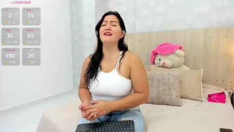 Mia Aristizabal online show from 12/04/25, 11:41