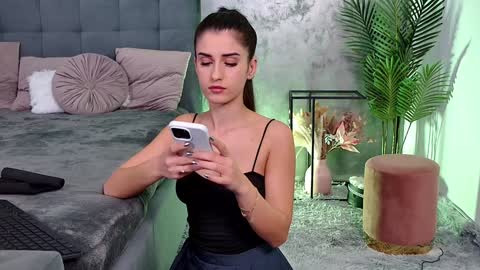 Freya Allen online show from 12/04/24, 08:51