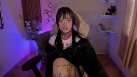 Snapshot of mia_cat05 chatting on 11/14/25, 05:00 Mia online show from 11/14/25, 05:00