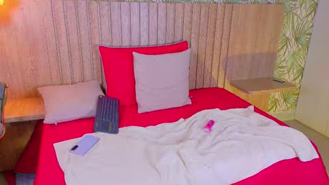 Mia online show from 12/05/25, 02:14