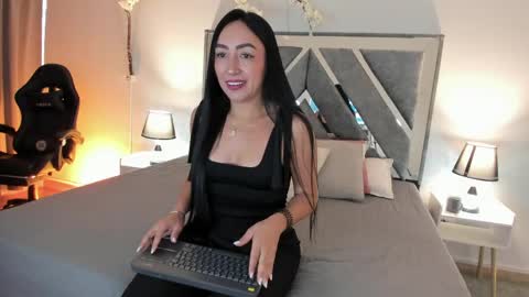 Snapshot of mia_davis__ chatting on 05/29/26, 12:03 mia_davis__ online show from 05/29/26, 12:03