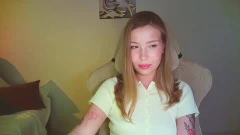 Snapshot of mia_fleur_ chatting on 07/14/26, 09:31 Mia online show from 07/14/26, 09:31