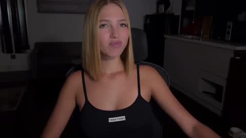 mia_floo online show from 09/25/25, 03:27