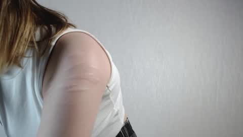 Snapshot of mia_foxie chatting on 01/12/26, 03:06 Mia online show from 01/12/26, 03:06