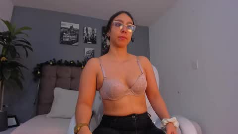 mia_honey23 online show from 12/05/25, 12:14