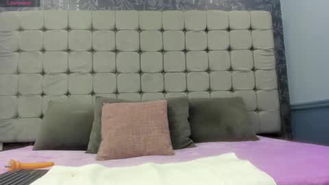 Mia online show from 11/10/25, 01:10