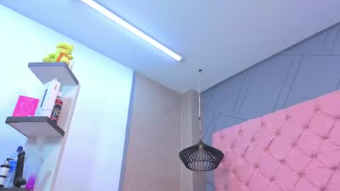 Mia online show from 04/12/26, 01:49