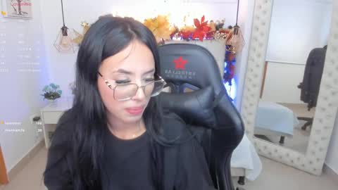Snapshot of mia_jonnees chatting on 12/12/24, 01:17    online show from 12/12/24, 01:17