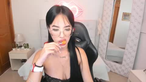 Snapshot of mia_jonnees chatting on 01/10/25, 12:58    online show from 01/10/25, 12:58