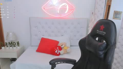 Snapshot of mia_jonnees chatting on 01/15/25, 12:58    online show from 01/15/25, 12:58