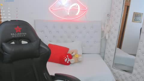 Snapshot of mia_jonnees chatting on 01/15/25, 04:00    online show from 01/15/25, 04:00