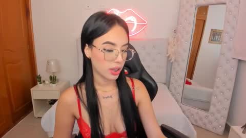 Snapshot of mia_jonnees chatting on 01/31/25, 01:02    online show from 01/31/25, 01:02