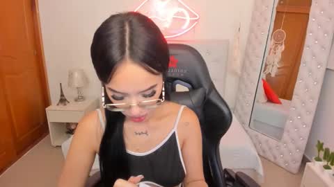 Snapshot of mia_jonnees chatting on 02/06/25, 12:37    online show from 02/06/25, 12:37