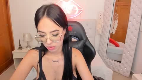 Snapshot of mia_jonnees chatting on 02/12/25, 03:49    online show from 02/12/25, 03:49
