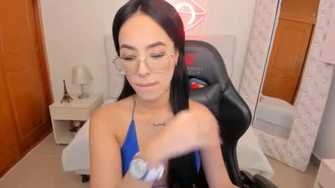 Snapshot of mia_jonnees chatting on 02/20/25, 04:03    online show from 02/20/25, 04:03