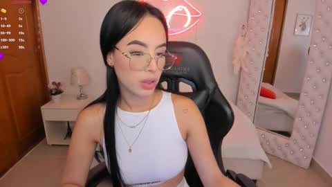Snapshot of mia_jonnees chatting on 03/05/25, 12:33    online show from 03/05/25, 12:33