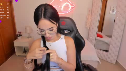 Snapshot of mia_jonnees chatting on 03/05/25, 03:40    online show from 03/05/25, 03:40