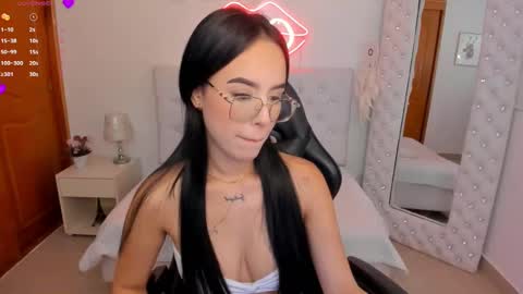 Snapshot of mia_jonnees chatting on 03/06/25, 12:30    online show from 03/06/25, 12:30