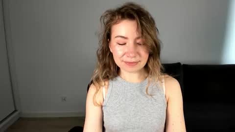 Mia online show from 04/12/26, 01:27