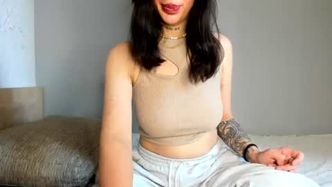 Snapshot of mia_meeeow chatting on 06/17/26, 08:50 Mia online show from 06/17/26, 08:50