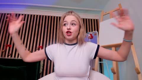 Snapshot of mia_meows chatting on 01/01/25, 03:24 Mia here Appreciate your support online show from 01/01/25, 03:24