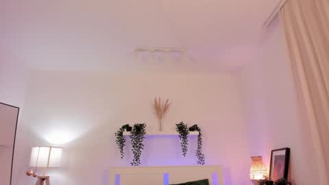 Snapshot of mia_meows chatting on 01/21/25, 06:45 Mia here Appreciate your support online show from 01/21/25, 06:45