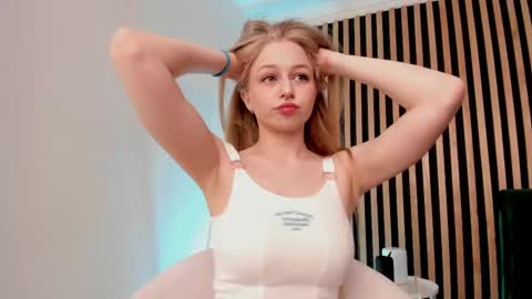 Snapshot of mia_meows chatting on 02/23/25, 02:25 Mia here Appreciate your support online show from 02/23/25, 02:25