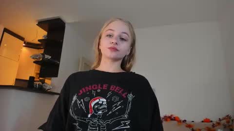 Snapshot of mia_meows chatting on 09/17/25, 10:39 Mia here Appreciate your support online show from 09/17/25, 10:39