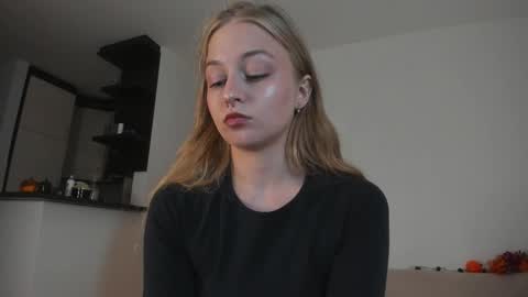 Snapshot of mia_meows chatting on 10/16/25, 03:13 Mia here Appreciate your support online show from 10/16/25, 03:13