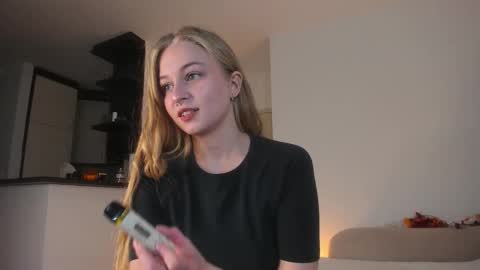 Snapshot of mia_meows chatting on 10/23/25, 04:28 Mia here Appreciate your support online show from 10/23/25, 04:28