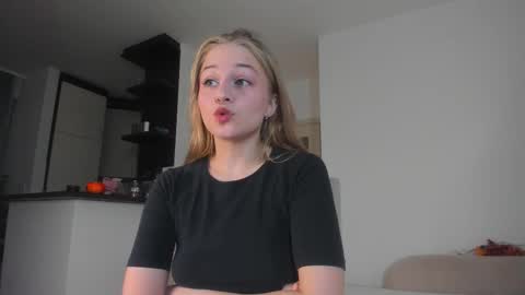 Snapshot of mia_meows chatting on 10/26/25, 01:28 Mia here Appreciate your support online show from 10/26/25, 01:28