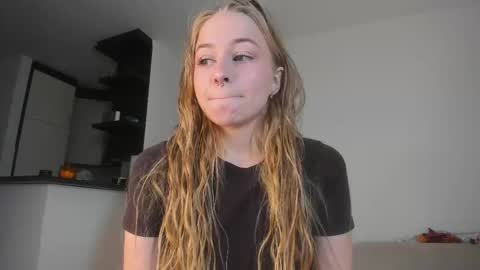 Snapshot of mia_meows chatting on 10/27/25, 12:53 Mia here Appreciate your support online show from 10/27/25, 12:53