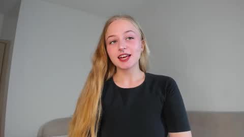 Snapshot of mia_meows chatting on 11/05/25, 12:16 Mia here Appreciate your support online show from 11/05/25, 12:16