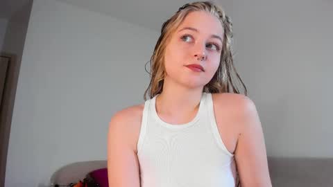 Snapshot of mia_meows chatting on 11/28/25, 01:25 Mia here Appreciate your support online show from 11/28/25, 01:25