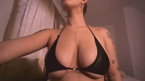 mia independent model online show from 12/17/25, 03:29