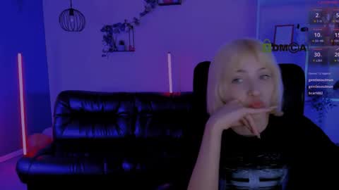 mia_mooon_ online show from 04/25/26, 01:41