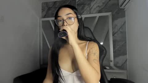mia_petiteht online show from 05/27/26, 08:28