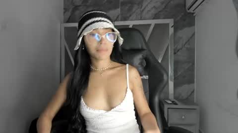 mia_petiteht online show from 06/30/26, 08:21